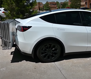 Умілець прилаштував до Tesla Model Y сонячні батареї