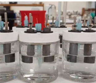 Вчені створили батарею, яка зберігає енергію та очищує морську воду