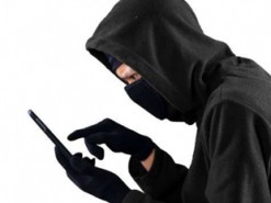 Жінку намагались «розвести» телефонні шахраї, погрожуючи заблокувати карту