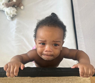 Вдруге вагітна Ріанна замилувала кумедним фото свого 9-місячного сина