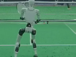 Вже змагається проти людей: у Китаї гуманоїдний робот навчився грати в теніс