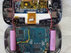 Из PlayStation 2 сделали портативную приставку