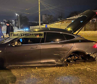 В Харькове пьяный водитель влетел в Tesla