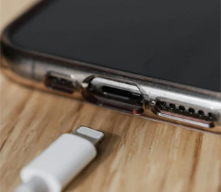 Як правильно заряджати смартфон, щоб батарея служила роками