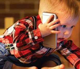 Смартфони впливають на здатність дітей концентруватися — вчені