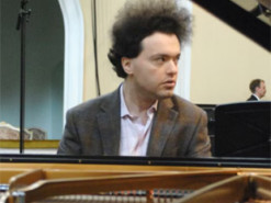 «Переказував гроші ЗСУ» – у РФ оголосили іноагентом піаніста-віртуоза Євгена Кісіна