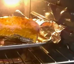 У мережі показали відео, на якому філе риби “вистрибувало” з духовки під час приготування