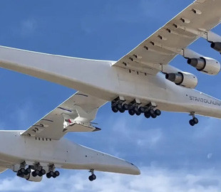 Найбільший літак у світі Roc піднявся у небо із гіперзвуковим безпілотником