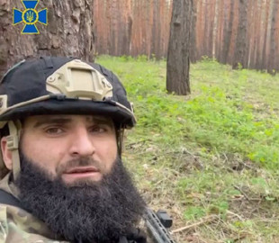 "Героїчно воюють з соснами у лісах Луганщини": СБУ показала відео з телефону кадирівця-тіктокера