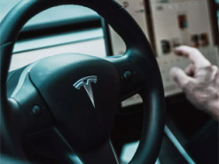 Tesla скасувала плани створення недорогого електромобіля на користь роботаксі