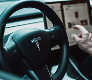 Tesla скасувала плани створення недорогого електромобіля на користь роботаксі