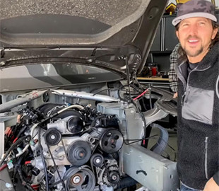 Запуск Tesla Model S с бензиновым V8 показали на видео