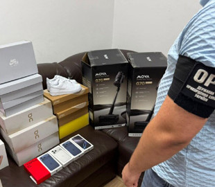 У «Краківці» вилучили незадекларовані iPhone та брендові товари на 350 тисяч гривень