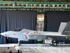 Розробники з Південної Кореї представили перший вітчизняний бойовий винищувач KF-21 Boramae