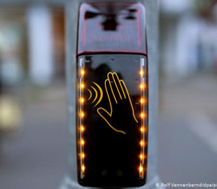 В Германии появились бесконтактные пешеходные светофоры