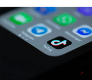 Батьки подали позови проти TikTok, Meta та YouTube через залежність підлітків