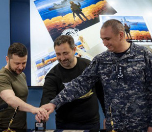 "Окупант піде на дно" - Зеленський погасив марку про російський корабель