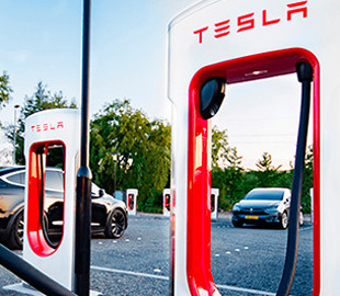 Зарядные станции Tesla Supercharger атакованы: в Китае воры вырезают с корнем зарядные кабели