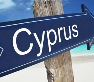 На Кіпрі українку, яка нібито погрожувала росіянам ножем, випустили під заставу