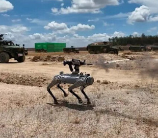 Китай показав, як використовує "озброєних" робособак на полі бою