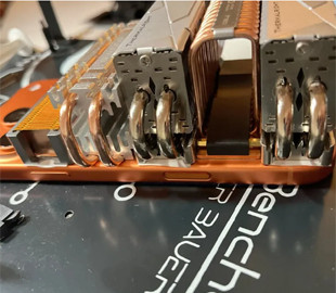 Ентузіаст перетворив iPhone 17 Pro на монстра продуктивності, але в кишеню він не влізе