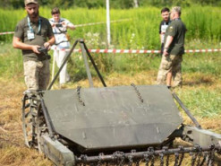 У ЗСУ показали випробування "косарок" для мінних полів: що це та як працює