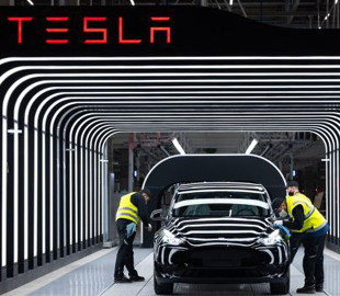 Владельцы Tesla жалуются на "фантомное" торможение