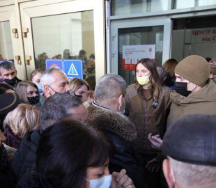 Сбой электронной очереди: толпа штурмует центр вакцинации в киевском МВЦ