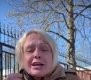 Розтоптала український прапор та образила українку: у Швеції покарали неадекватну росіянку