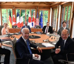 Два стола, два мира: появились фото с саммита G7 и саммита с участием Путина