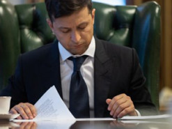 "Государство в смартфоне". Зеленский подписал указ об электронных госуслугах