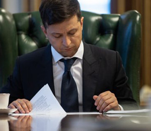 "Государство в смартфоне". Зеленский подписал указ об электронных госуслугах