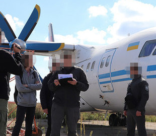 Директор української авіакомпанії отримав підозру: планував віддати Ан-140 окупантам