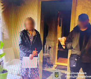 Отримала підозру: прикарпатка поширювала комуністичну символіку в інтернеті