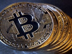 Украинские правоохранители преследуют граждан за обмен биткоинов на гривну