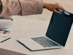 Чому не можна закривати ноутбук однією рукою: поради експертів, які збережуть ваші гроші