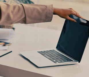 Чому не можна закривати ноутбук однією рукою: поради експертів, які збережуть ваші гроші