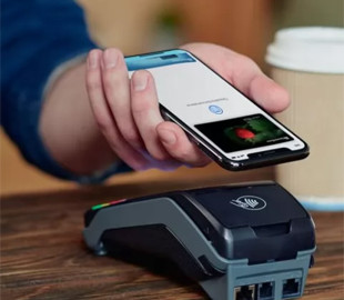 Банки предупреждают о возможном отключении Apple Pay и Google Pay в Украине