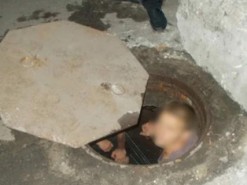 В Павлограде полицейские достали из люка воров кабеля