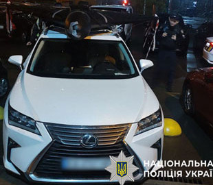 Поліціянти вилучили у киянина «шахед», який він перевозив на даху автомобіля