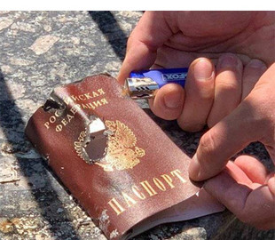 “Последний день россии”: россиянин сжег свой паспорт перед посольством рф. ФОТО