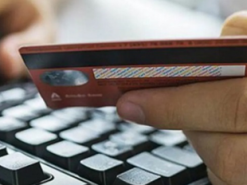 Чоловіка, який крав гроші з кредитки пенсіонера, посадили на 3,5 роки