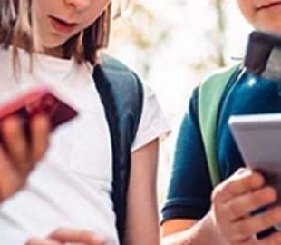 Підлітки зняли та поширили відео з оголеним юнаком на Львівщині. Поліція встановила всіх учасників