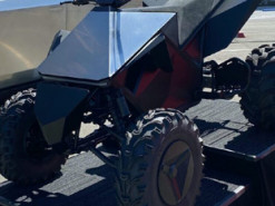 Tesla начнет выпускать квадроциклы, спорттовары и одежду