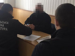 Інспектор патрульної поліції міняв інформацію в електронних картках щодо водіїв