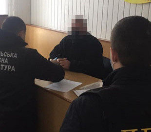 Інспектор патрульної поліції міняв інформацію в електронних картках щодо водіїв