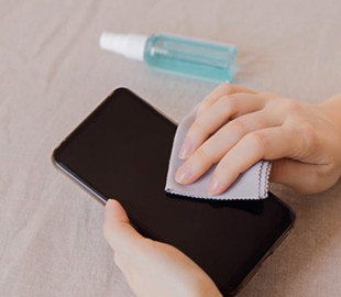 Чим можна почистити екран смартфона: поради експертів