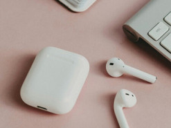 Apple планує випустити дешевшу версію навушників AirPods