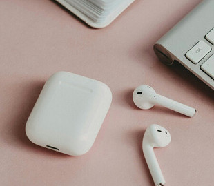 Apple планує випустити дешевшу версію навушників AirPods