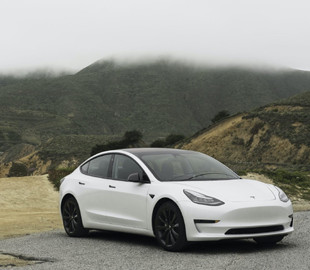 Обновление Tesla включает в себя автономное вождение